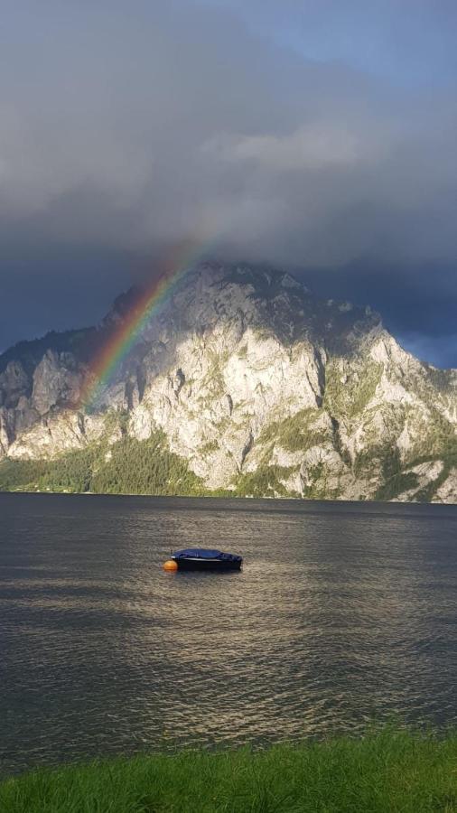 Ferienhaeuschen Am Traunsee Mit Tretboot Zur Freien Nutzung Am Badeplatz Altmuenster Bagian luar foto